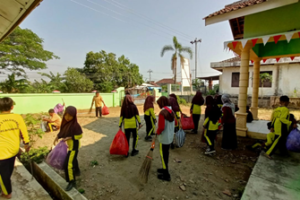 
					PERINGATI WORLD CLEAN UP DAY 2023, SD NEGERI 1 TALUNOMBO LAKUKAN BERSIH LINGKUNGAN DAN PILAH SAMPAH